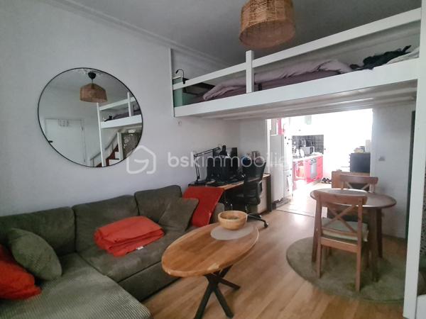 Idéal pour un premier achat ou un investissement locatif, ce charmant studio saura vous séduire par sa situation privilégiée à proximité de la gare et de tous les commerces.
Il se compose d’une cuisine fonctionnelle, d’une belle pièce de vie lumineuse, agrémentée d’une mezzanine démontable permettant un gain de place ou un aménagement modulable selon vos envies. 
Vous disposerez également d’une salle d’eau avec WC. Une cave ainsi qu’une place de parking privative viennent compléter ce bien.
Un studio agréable et bien situé, idéal pour y habiter ou investir sereinement avec une bonne rentabilité