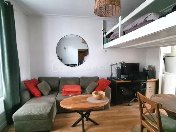 Idéal pour un premier achat ou un investissement locatif, ce charmant studio saura vous séduire par sa situation privilégiée à proximité de la gare et de tous les commerces.
Il se compose d’une cuisine fonctionnelle, d’une belle pièce de vie lumineuse, agrémentée d’une mezzanine démontable permettant un gain de place ou un aménagement modulable selon vos envies. 
Vous disposerez également d’une salle d’eau avec WC. Une cave ainsi qu’une place de parking privative viennent compléter ce bien.
Un studio agréable et bien situé, idéal pour y habiter ou investir sereinement avec une bonne rentabilité