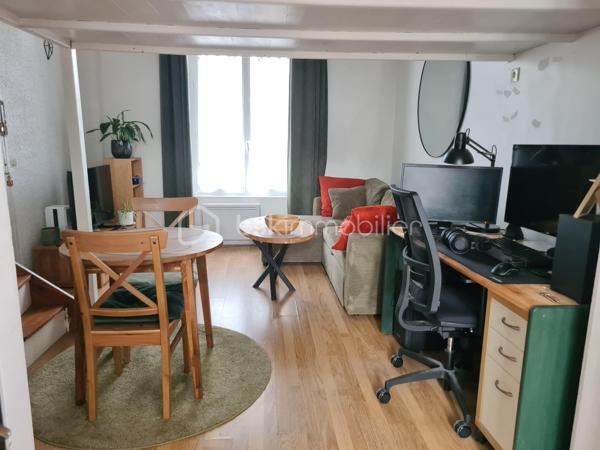Idéal pour un premier achat ou un investissement locatif, ce charmant studio saura vous séduire par sa situation privilégiée à proximité de la gare et de tous les commerces.
Il se compose d’une cuisine fonctionnelle, d’une belle pièce de vie lumineuse, agrémentée d’une mezzanine démontable permettant un gain de place ou un aménagement modulable selon vos envies. 
Vous disposerez également d’une salle d’eau avec WC. Une cave ainsi qu’une place de parking privative viennent compléter ce bien.
Un studio agréable et bien situé, idéal pour y habiter ou investir sereinement avec une bonne rentabilité