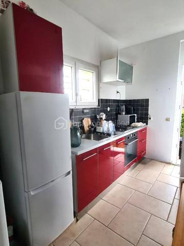 Idéal pour un premier achat ou un investissement locatif, ce charmant studio saura vous séduire par sa situation privilégiée à proximité de la gare et de tous les commerces.
Il se compose d’une cuisine fonctionnelle, d’une belle pièce de vie lumineuse, agrémentée d’une mezzanine démontable permettant un gain de place ou un aménagement modulable selon vos envies. 
Vous disposerez également d’une salle d’eau avec WC. Une cave ainsi qu’une place de parking privative viennent compléter ce bien.
Un studio agréable et bien situé, idéal pour y habiter ou investir sereinement avec une bonne rentabilité