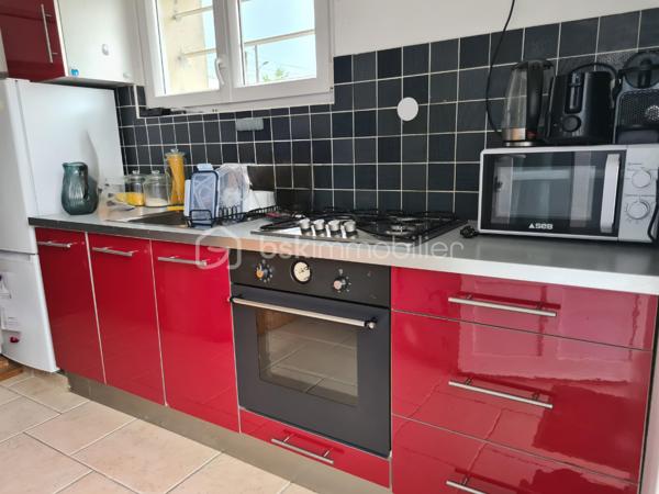 Idéal pour un premier achat ou un investissement locatif, ce charmant studio saura vous séduire par sa situation privilégiée à proximité de la gare et de tous les commerces.
Il se compose d’une cuisine fonctionnelle, d’une belle pièce de vie lumineuse, agrémentée d’une mezzanine démontable permettant un gain de place ou un aménagement modulable selon vos envies. 
Vous disposerez également d’une salle d’eau avec WC. Une cave ainsi qu’une place de parking privative viennent compléter ce bien.
Un studio agréable et bien situé, idéal pour y habiter ou investir sereinement avec une bonne rentabilité