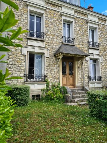Idéal pour un premier achat ou un investissement locatif, ce charmant studio saura vous séduire par sa situation privilégiée à proximité de la gare et de tous les commerces.
Il se compose d’une cuisine fonctionnelle, d’une belle pièce de vie lumineuse, agrémentée d’une mezzanine démontable permettant un gain de place ou un aménagement modulable selon vos envies. 
Vous disposerez également d’une salle d’eau avec WC. Une cave ainsi qu’une place de parking privative viennent compléter ce bien.
Un studio agréable et bien situé, idéal pour y habiter ou investir sereinement avec une bonne rentabilité
