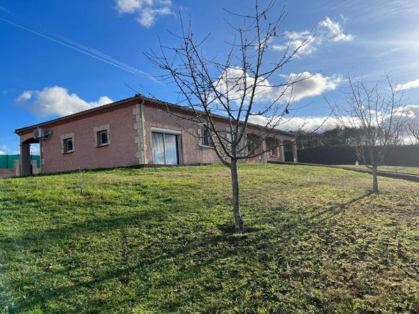 A vendre maison plain-pied, double garage, quatre chambres;