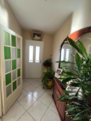 A vendre maison plain-pied, double garage, quatre chambres;