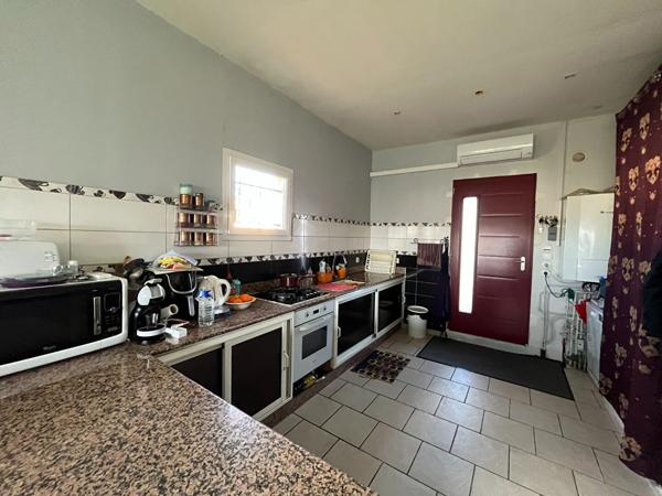 A vendre maison plain-pied, double garage, quatre chambres;