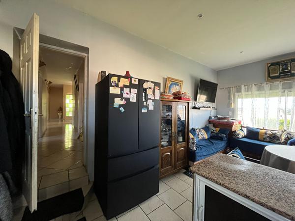 A vendre maison plain-pied, double garage, quatre chambres;