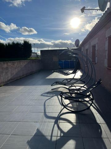 A vendre maison plain-pied, double garage, quatre chambres;