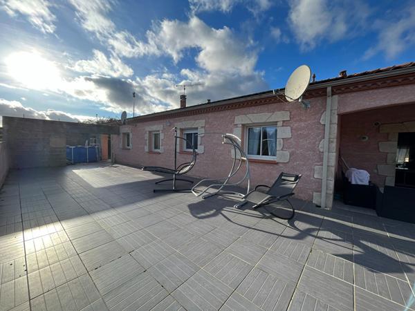 A vendre maison plain-pied, double garage, quatre chambres;