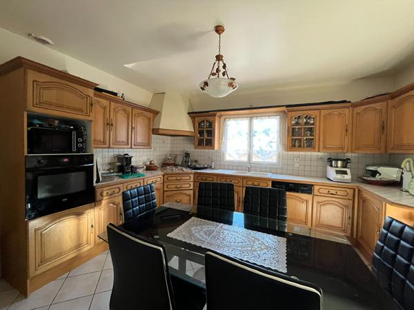 A vendre maison plain-pied, double garage, quatre chambres;