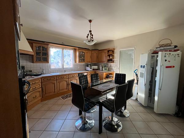 A vendre maison plain-pied, double garage, quatre chambres;