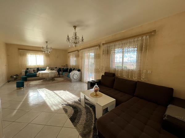 A vendre maison plain-pied, double garage, quatre chambres;