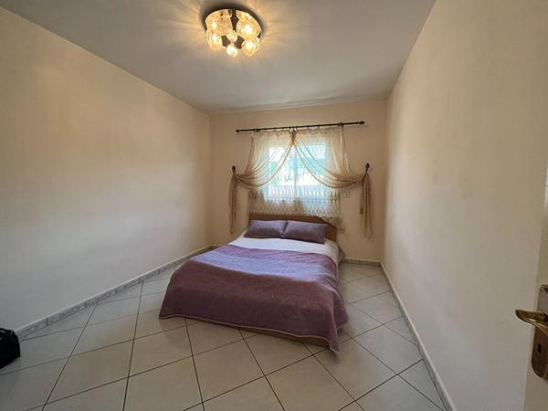 A vendre maison plain-pied, double garage, quatre chambres;