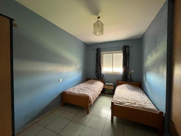 A vendre maison plain-pied, double garage, quatre chambres;