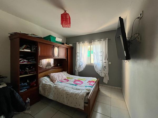 A vendre maison plain-pied, double garage, quatre chambres;