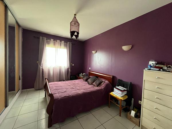 A vendre maison plain-pied, double garage, quatre chambres;