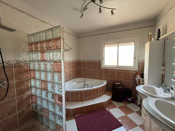 A vendre maison plain-pied, double garage, quatre chambres;