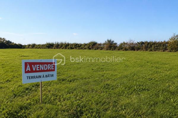 À découvrir sur la commune de Combrit, beau terrain constructible d’environ 1 197 m², entièrement viabilisé.

Situé dans un environnement calme et recherché, ce terrain offre une belle opportunité pour concrétiser un projet de construction dans un cadre agréable, tout en restant à proximité du bourg et des commodités.

Le terrain bénéficie d’une belle surface permettant différents projets de construction et présente un véritable confort grâce à sa viabilisation déjà réalisée : gain de temps, démarches simplifiées et projet rapidement réalisable.

Terrain propre, facilement exploitable et prêt à accueillir votre future maison.
Un bien rare sur le secteur, à découvrir rapidement.

Pour plus d’informations ou organiser une visite, n’hésitez pas à me contacter.