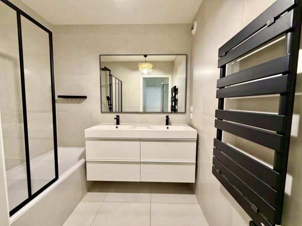 BONNEVILLE – Grand T4 traversant rénové avec terrasse, hypercentre et Léman Express à pied