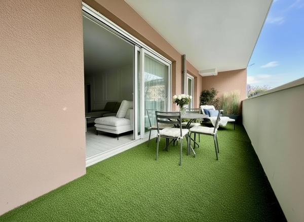 BONNEVILLE – Grand T4 traversant rénové avec terrasse, hypercentre et Léman Express à pied