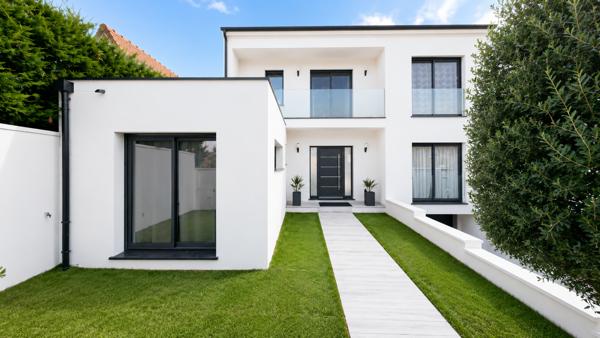 Maison
         8 pièces
        - 240 m² Bien prestige 890 000 € *