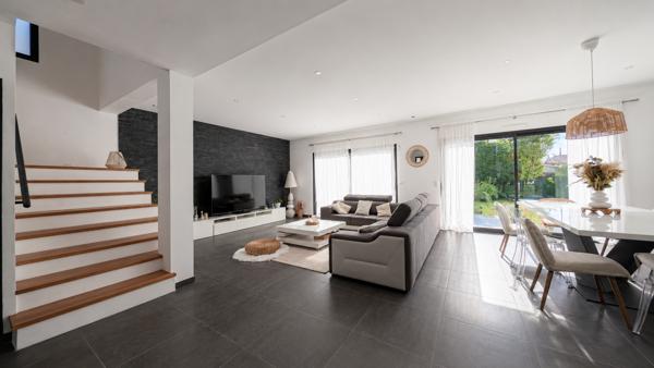 Maison
         8 pièces
        - 240 m² Bien prestige 890 000 € *