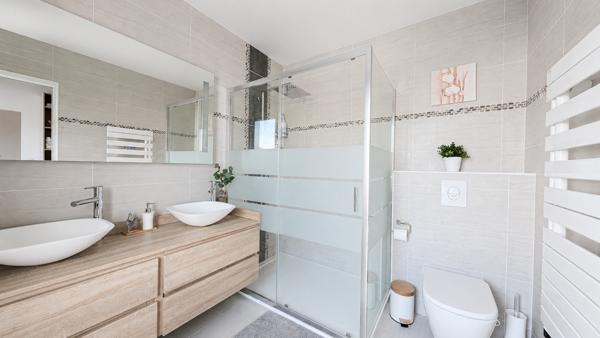 Maison
         8 pièces
        - 240 m² Bien prestige 890 000 € *