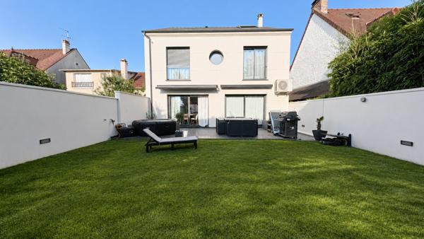 Maison
         8 pièces
        - 240 m² Bien prestige 890 000 € *