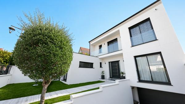 Maison
         8 pièces
        - 240 m² Bien prestige 890 000 € *