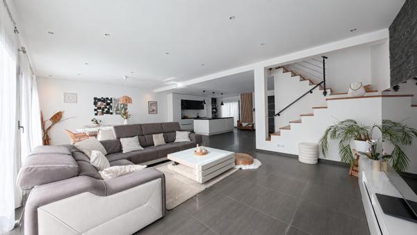 Maison
         8 pièces
        - 240 m² Bien prestige 890 000 € *
