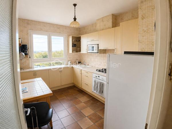 ☘ MAISON DE PLAIN-PIED AVEC GRAND JARDIN À VITRÉ  

À seulement quelques minutes du centre-ville de Vitré, découvrez cette maison de plain-pied pleine de potentiel, idéale pour un premier achat, un projet de retraite au calme ou un investissement patrimonial.

Dès les premiers pas, la véranda d’accueil baignée de lumière ouvre sur une belle pièce de vie lumineuse d’environ 30 m², parfaite pour partager des moments chaleureux en famille ou entre amis. La maison offre également une cuisine aménagée et équipée, deux belles chambres confortables, une salle d’eau fonctionnelle ainsi qu’un WC indépendant.

 Les atouts qui font la différence :
 ✔  Plain-pied rare sur le secteur
 ✔ Terrain clos et arboré de 975 m²
 ✔ Sous-sol complet : garage, atelier, buanderie et stockage
 ✔ Pompe à chaleur récente pour un meilleur confort énergétique
 ✔ Environnement calme tout en restant proche des commodités
 ✔ Beau potentiel de valorisation après quelques rafraîchissements

🌳 À l’extérieur, profitez d’un vaste jardin verdoyant où tout est possible : potager, espace détente, jeux pour enfants ou futurs aménagements selon vos envies.
Une maison saine, évolutive et idéalement située, offrant une véritable opportunité sur le marché vitréen.

Une visite suffira pour imaginer votre futur chez vous… 
📱 Contactez-moi dès maintenant au 07 83 78 24 35 avant qu’il ne soit trop tard !