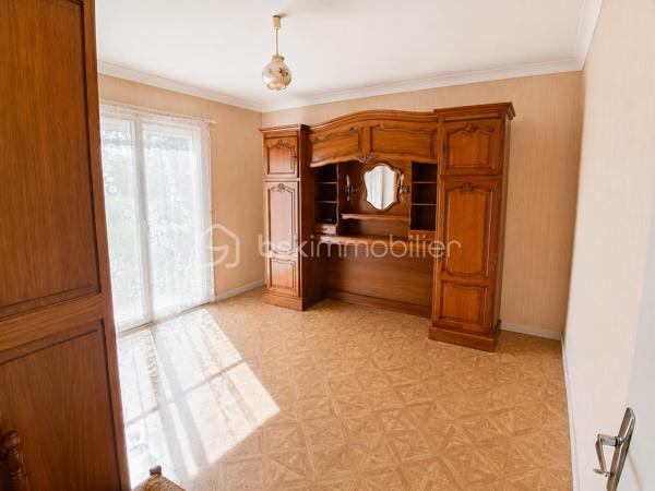 ☘ MAISON DE PLAIN-PIED AVEC GRAND JARDIN À VITRÉ  

À seulement quelques minutes du centre-ville de Vitré, découvrez cette maison de plain-pied pleine de potentiel, idéale pour un premier achat, un projet de retraite au calme ou un investissement patrimonial.

Dès les premiers pas, la véranda d’accueil baignée de lumière ouvre sur une belle pièce de vie lumineuse d’environ 30 m², parfaite pour partager des moments chaleureux en famille ou entre amis. La maison offre également une cuisine aménagée et équipée, deux belles chambres confortables, une salle d’eau fonctionnelle ainsi qu’un WC indépendant.

 Les atouts qui font la différence :
 ✔  Plain-pied rare sur le secteur
 ✔ Terrain clos et arboré de 975 m²
 ✔ Sous-sol complet : garage, atelier, buanderie et stockage
 ✔ Pompe à chaleur récente pour un meilleur confort énergétique
 ✔ Environnement calme tout en restant proche des commodités
 ✔ Beau potentiel de valorisation après quelques rafraîchissements

🌳 À l’extérieur, profitez d’un vaste jardin verdoyant où tout est possible : potager, espace détente, jeux pour enfants ou futurs aménagements selon vos envies.
Une maison saine, évolutive et idéalement située, offrant une véritable opportunité sur le marché vitréen.

Une visite suffira pour imaginer votre futur chez vous… 
📱 Contactez-moi dès maintenant au 07 83 78 24 35 avant qu’il ne soit trop tard !