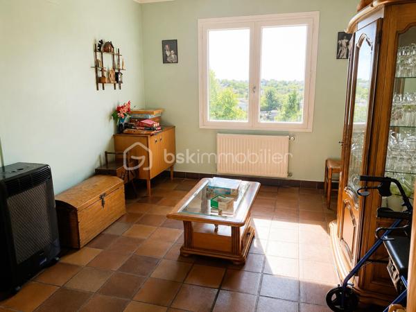 ☘ MAISON DE PLAIN-PIED AVEC GRAND JARDIN À VITRÉ  

À seulement quelques minutes du centre-ville de Vitré, découvrez cette maison de plain-pied pleine de potentiel, idéale pour un premier achat, un projet de retraite au calme ou un investissement patrimonial.

Dès les premiers pas, la véranda d’accueil baignée de lumière ouvre sur une belle pièce de vie lumineuse d’environ 30 m², parfaite pour partager des moments chaleureux en famille ou entre amis. La maison offre également une cuisine aménagée et équipée, deux belles chambres confortables, une salle d’eau fonctionnelle ainsi qu’un WC indépendant.

 Les atouts qui font la différence :
 ✔  Plain-pied rare sur le secteur
 ✔ Terrain clos et arboré de 975 m²
 ✔ Sous-sol complet : garage, atelier, buanderie et stockage
 ✔ Pompe à chaleur récente pour un meilleur confort énergétique
 ✔ Environnement calme tout en restant proche des commodités
 ✔ Beau potentiel de valorisation après quelques rafraîchissements

🌳 À l’extérieur, profitez d’un vaste jardin verdoyant où tout est possible : potager, espace détente, jeux pour enfants ou futurs aménagements selon vos envies.
Une maison saine, évolutive et idéalement située, offrant une véritable opportunité sur le marché vitréen.

Une visite suffira pour imaginer votre futur chez vous… 
📱 Contactez-moi dès maintenant au 07 83 78 24 35 avant qu’il ne soit trop tard !