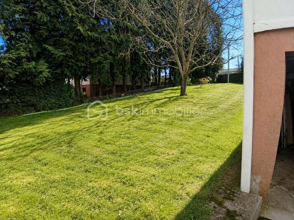 ☘ MAISON DE PLAIN-PIED AVEC GRAND JARDIN À VITRÉ  

À seulement quelques minutes du centre-ville de Vitré, découvrez cette maison de plain-pied pleine de potentiel, idéale pour un premier achat, un projet de retraite au calme ou un investissement patrimonial.

Dès les premiers pas, la véranda d’accueil baignée de lumière ouvre sur une belle pièce de vie lumineuse d’environ 30 m², parfaite pour partager des moments chaleureux en famille ou entre amis. La maison offre également une cuisine aménagée et équipée, deux belles chambres confortables, une salle d’eau fonctionnelle ainsi qu’un WC indépendant.

 Les atouts qui font la différence :
 ✔  Plain-pied rare sur le secteur
 ✔ Terrain clos et arboré de 975 m²
 ✔ Sous-sol complet : garage, atelier, buanderie et stockage
 ✔ Pompe à chaleur récente pour un meilleur confort énergétique
 ✔ Environnement calme tout en restant proche des commodités
 ✔ Beau potentiel de valorisation après quelques rafraîchissements

🌳 À l’extérieur, profitez d’un vaste jardin verdoyant où tout est possible : potager, espace détente, jeux pour enfants ou futurs aménagements selon vos envies.
Une maison saine, évolutive et idéalement située, offrant une véritable opportunité sur le marché vitréen.

Une visite suffira pour imaginer votre futur chez vous… 
📱 Contactez-moi dès maintenant au 07 83 78 24 35 avant qu’il ne soit trop tard !