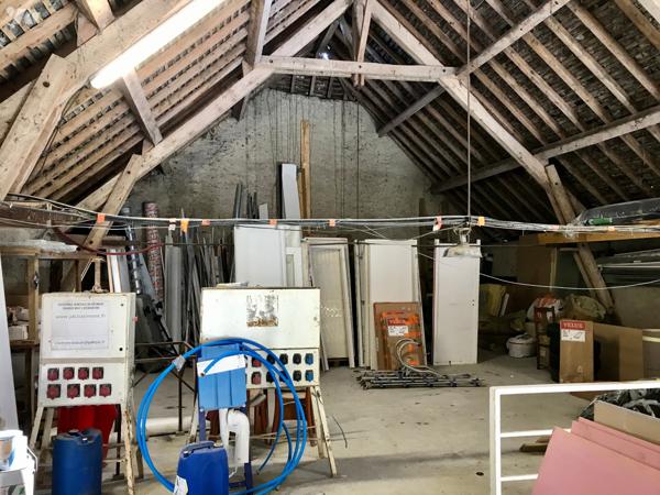 Local d'activité avec bureaux, entrepôt de 330 m² de surface utile brute sur un terrain de 2644 m².