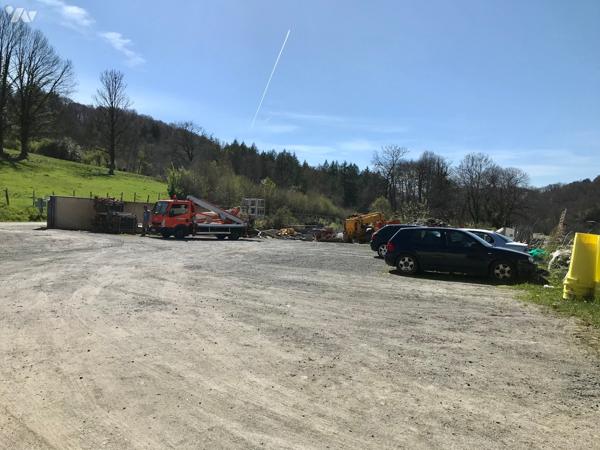 Local d'activité avec bureaux, entrepôt de 330 m² de surface utile brute sur un terrain de 2644 m².