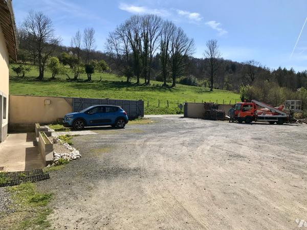 Local d'activité avec bureaux, entrepôt de 330 m² de surface utile brute sur un terrain de 2644 m².