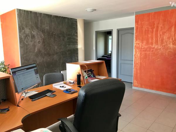 Local d'activité avec bureaux, entrepôt de 330 m² de surface utile brute sur un terrain de 2644 m².