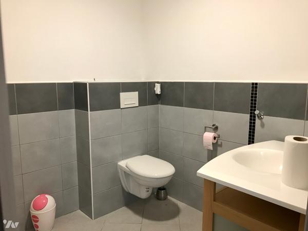 Local d'activité avec bureaux, entrepôt de 330 m² de surface utile brute sur un terrain de 2644 m².