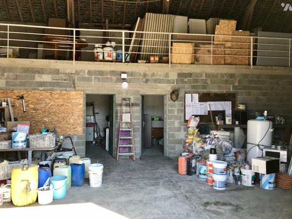 Local d'activité avec bureaux, entrepôt de 330 m² de surface utile brute sur un terrain de 2644 m².