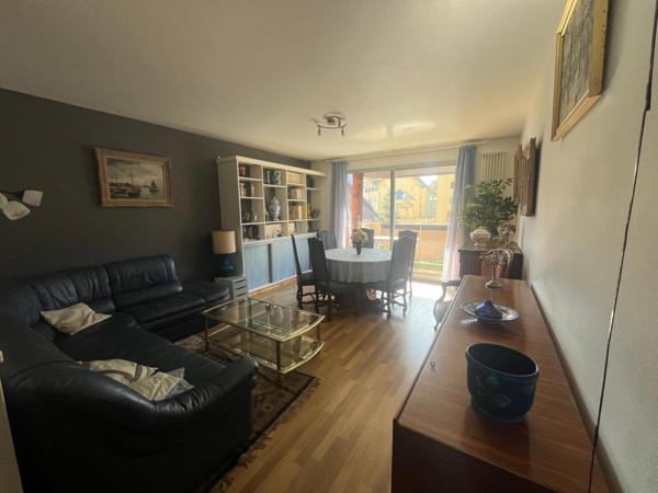 Secteur 4 AS, appartement F3 de 70 m² avec large balcon et ascenseur