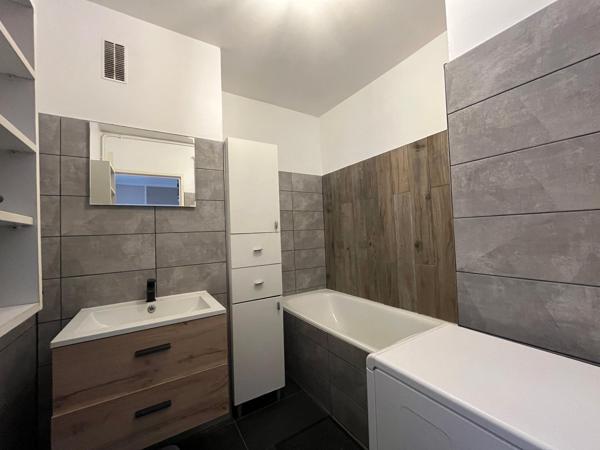 Secteur 4 AS, appartement F3 de 70 m² avec large balcon et ascenseur