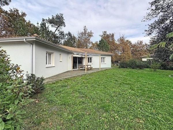 Maison contemporaine de 2019, quartier Naz De Hé à Salles