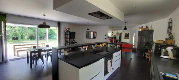 Maison contemporaine de 2019, quartier Naz De Hé à Salles