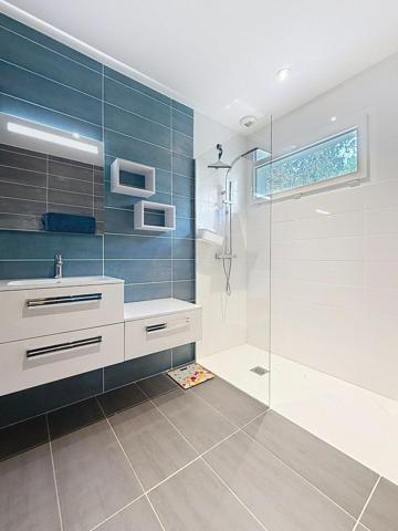 Maison contemporaine de 2019, quartier Naz De Hé à Salles