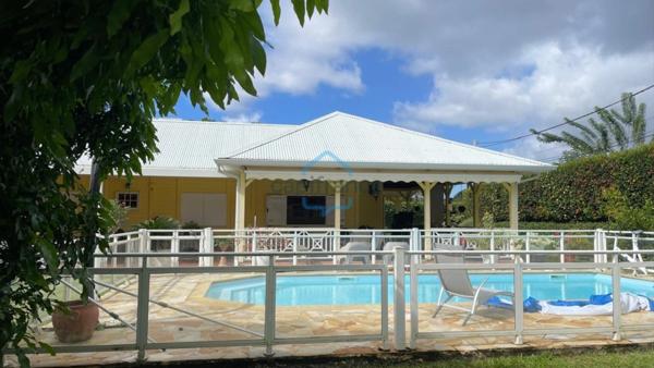 Coup de cœur pour cette magnifique maison de plain pied avec piscine !