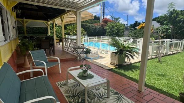 Coup de cœur pour cette magnifique maison de plain pied avec piscine !