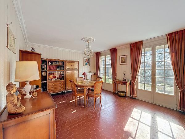 Pavillon indépendant vivable de plain pied, situé à Trilport - 130 m2 - 5 chambres - jardin - garage double et atelier.