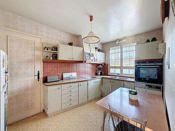 Pavillon indépendant vivable de plain pied, situé à Trilport - 130 m2 - 5 chambres - jardin - garage double et atelier.