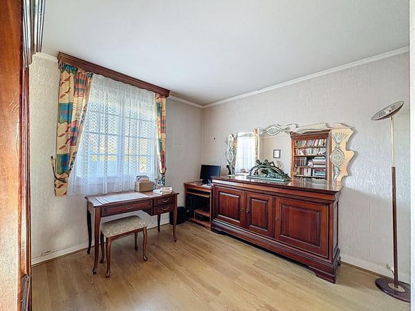 Pavillon indépendant vivable de plain pied, situé à Trilport - 130 m2 - 5 chambres - jardin - garage double et atelier.