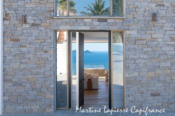 Vaste demeure contemporaine de 350 m², vue époustouflante, piscine à débordement.